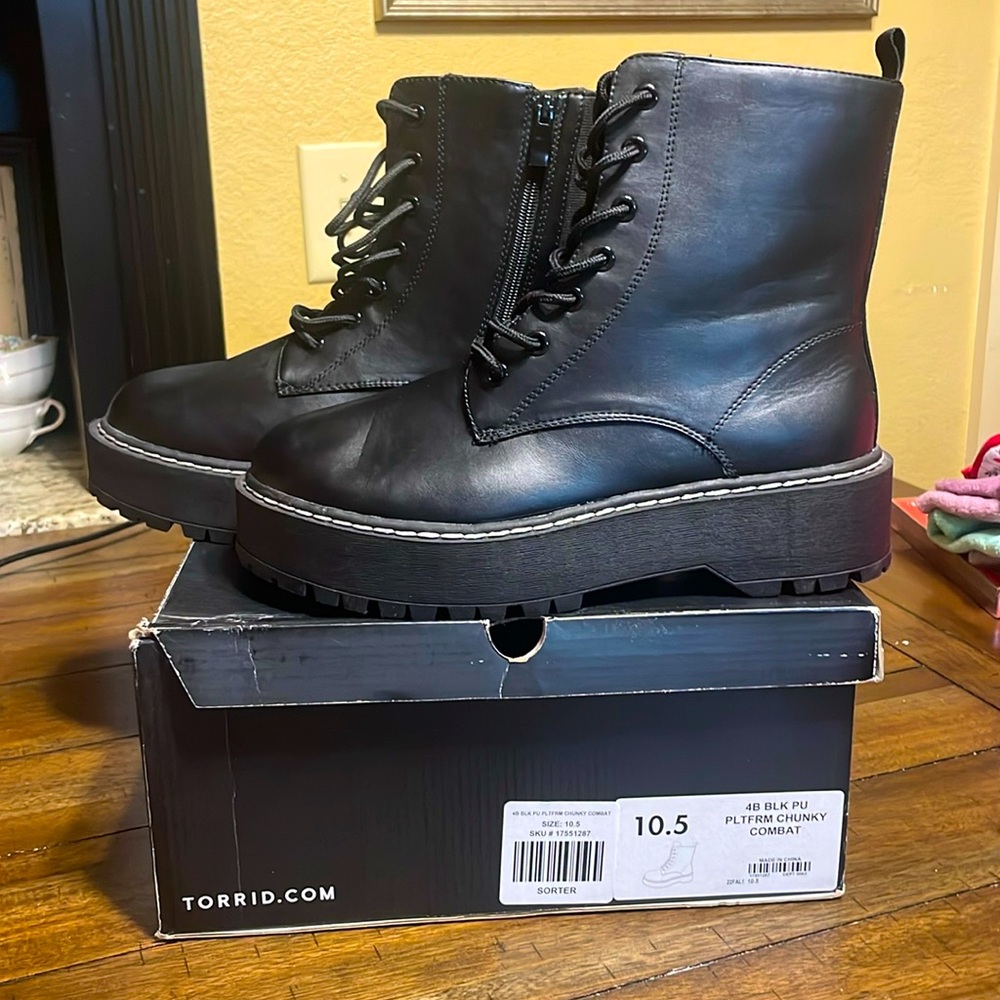 NEW** Torrid 10.5 Wide Black vegan leather platform chunky combat boot